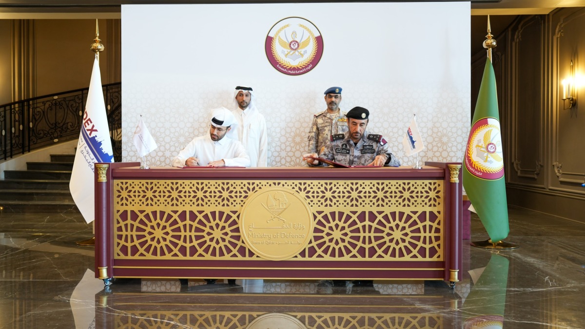 Chief of Staff of Qatar Armed Forces H E Lt Gen (Pilot) Jassim bin Mohammed Al Mannai and Chief Investment Officer at Barzan Holdings Mohammed Ahmad Al Mulla witnessing the agreement signed by Chairman of the DIMDEX Organising Committee Staff Brigadier (Sea) Abdulbaqi Saleh Al Ansari and Chief Commercial Officer at Barzan Holdings Omar Fahad Al Qadi.