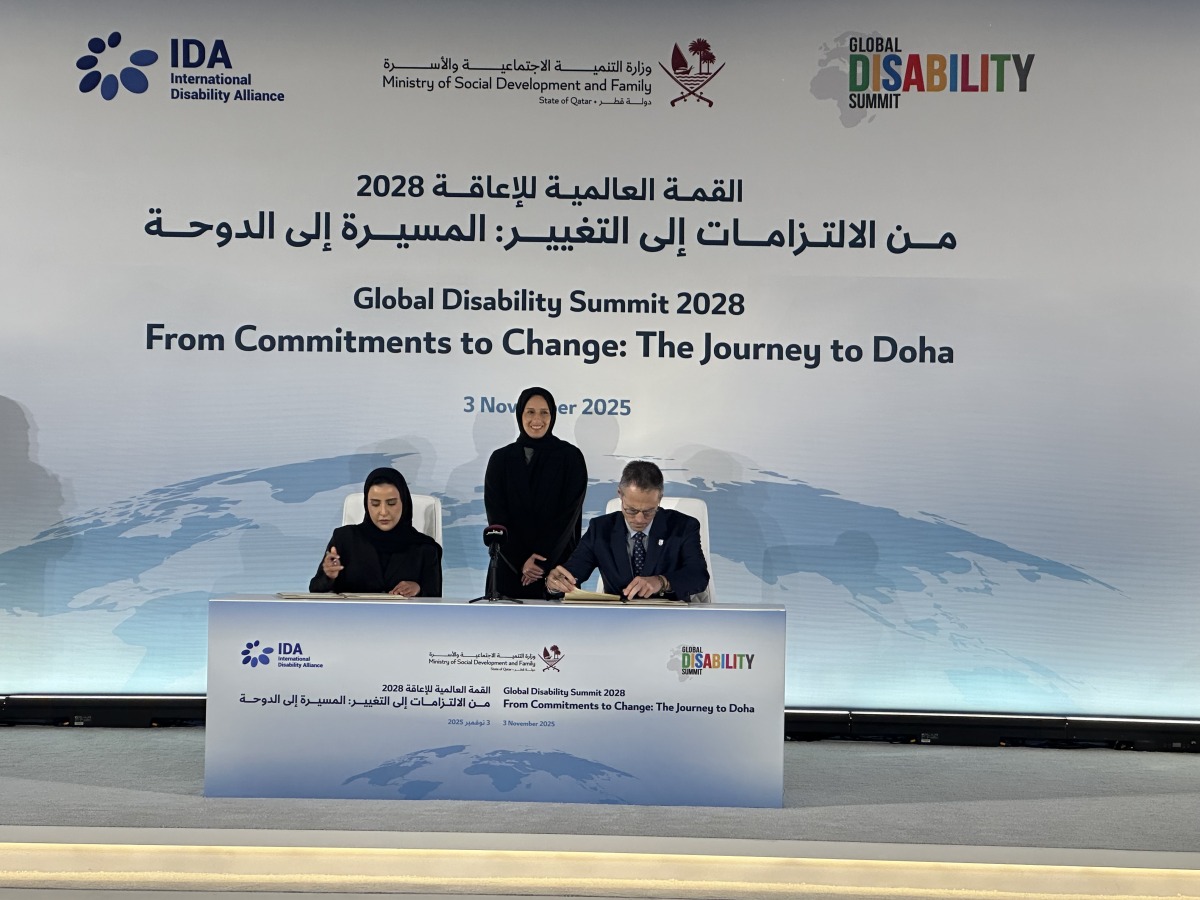 Minister of Social Development and Family H E Buthaina bint Ali Al Jabr Al Nuaimi witnessing the signing of the MoU. 