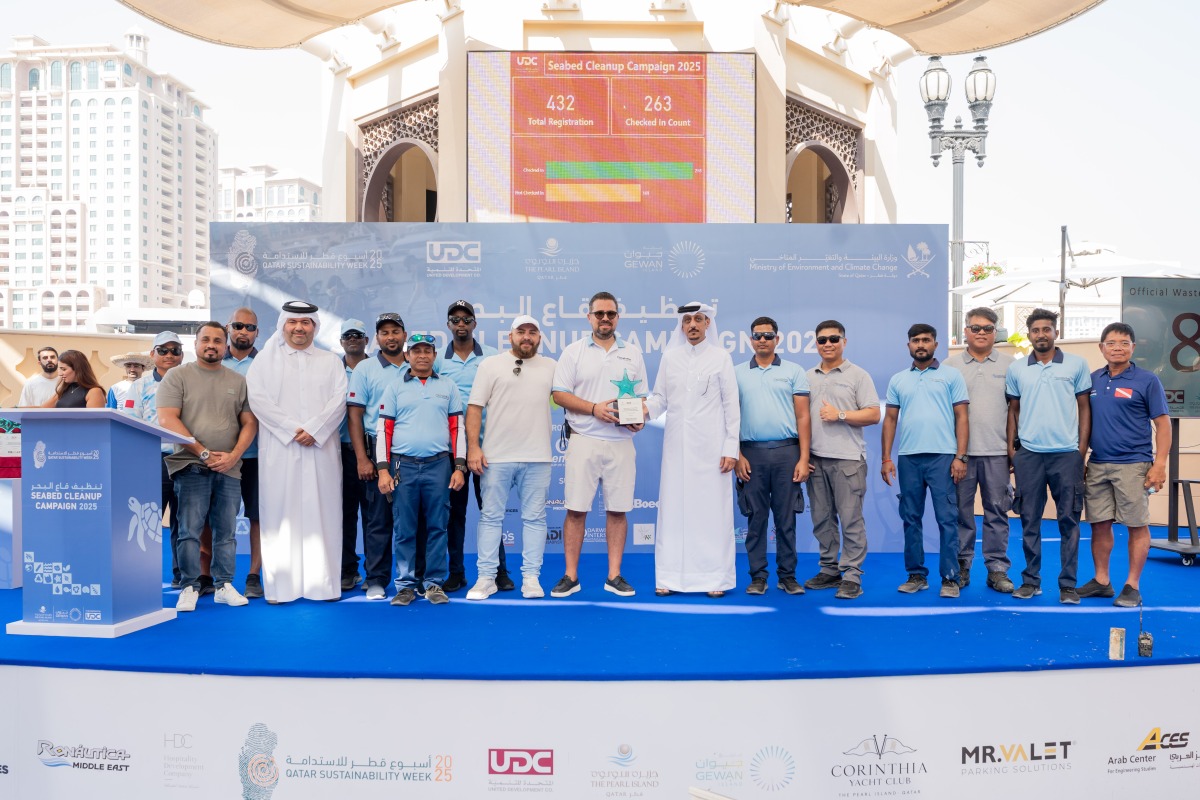 UDC officials with volunteers and community members at the seabed cleanup campaign event. 