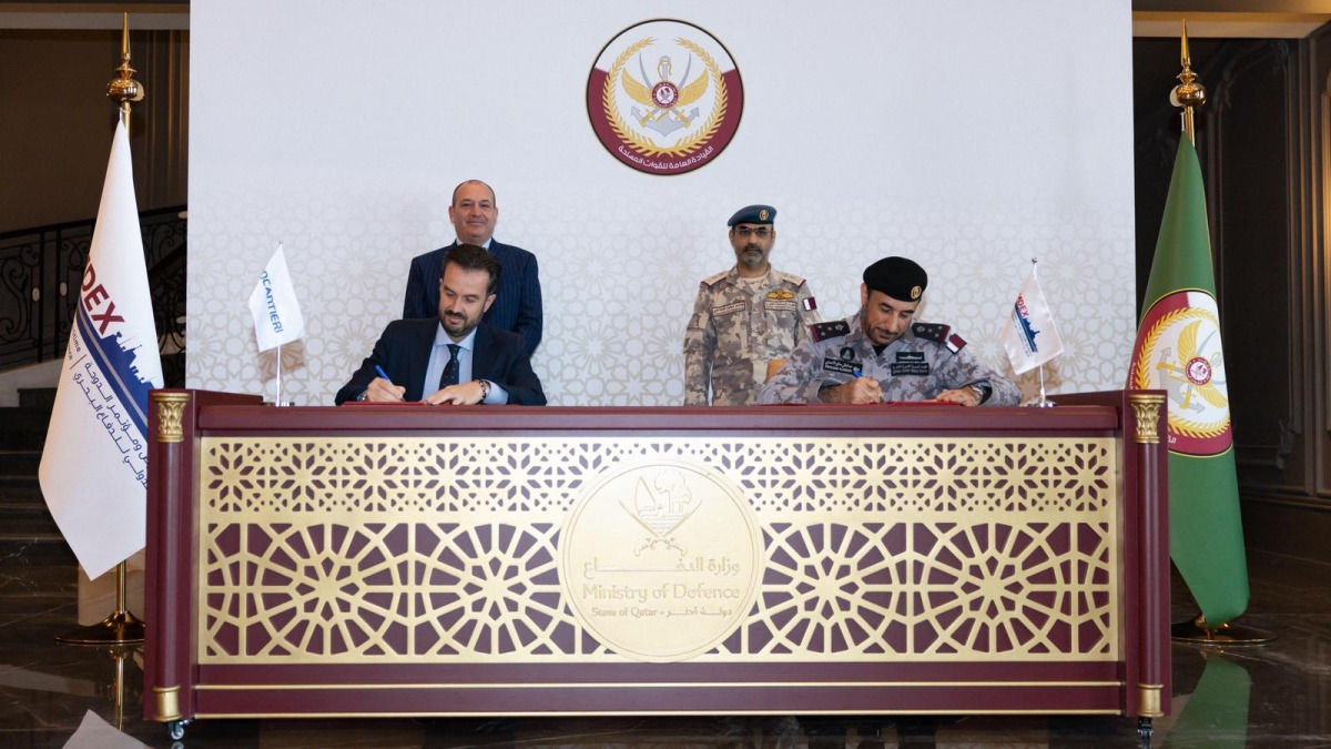 Chief of Staff of the Qatar Armed Forces, H E Lt Gen (Pilot) Jassim bin Mohammed Al Mannai, and Qatar Country Manager at Fincantieri, Aldo Zizzo, witness the signing of the agreement.