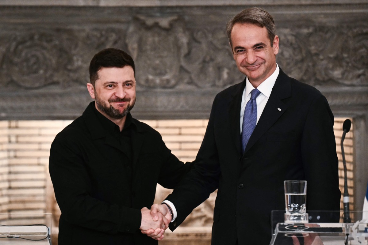 Greece's Prime Minister Kyriakos Mitsotakis (R) and Ukraine's President Volodymyr Zelensky shake hands after attending a joint press conference following their meeting in Athens, on November 16, 2025. Photo by Angelos Tzortzinis / AFP