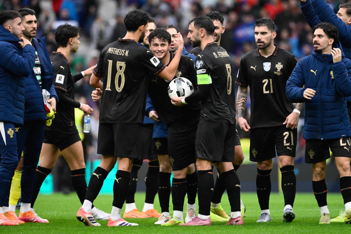 Portugal players celebrate after the 2026 World Cup qualifiers Europe zone group F football match between Portugal and Armenia, at Dragao stadium in Porto on November 16, 2025. Portugal won 9-1. (Photo by Miguel RIOPA / AFP)
