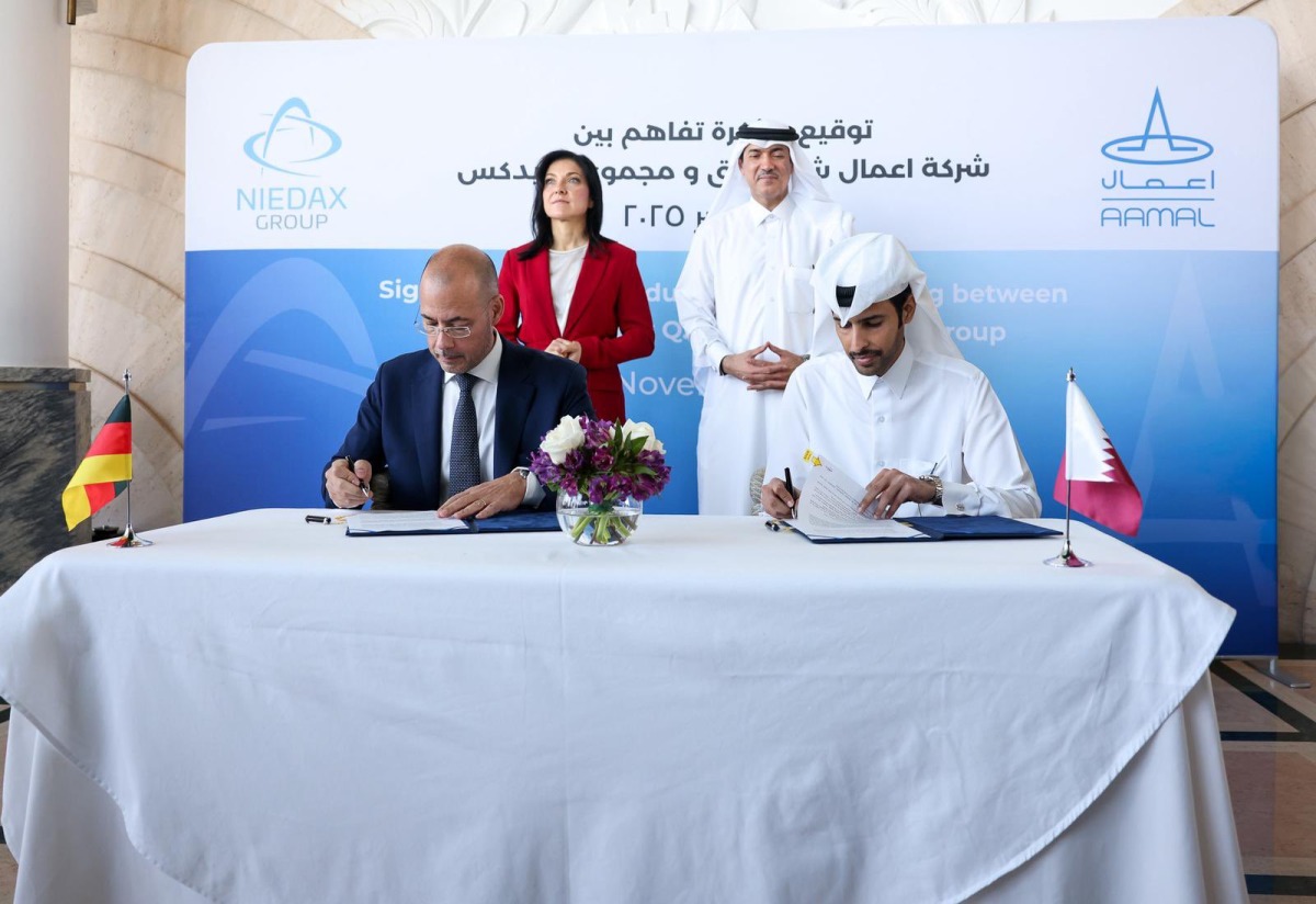Minister of State for Foreign Trade Affairs, H E Dr. Ahmad Al Sayed and Federal Minister for Economy and Energy of Germany, H E Dr. Katherina Reiche, look on as officials sign MoU.