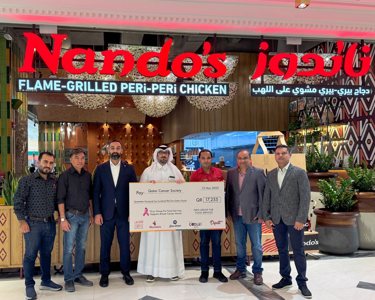 Nando’s representatives handing over the cheque to QCS representatives, who in turn presented a trophy to the Nando’s team.