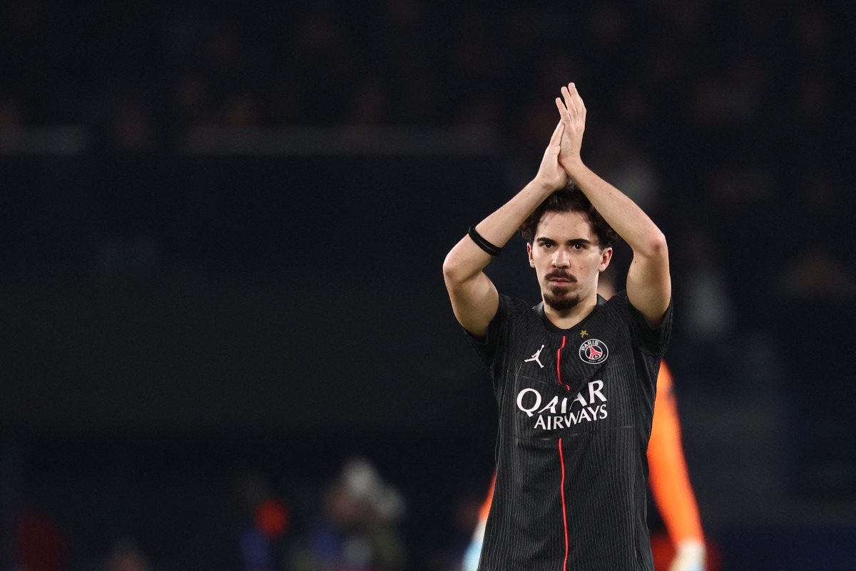 Paris Saint-Germain's Portuguese midfielder #17 Vitinha acknowledges the crowd as he is substituted during the UEFA Champions League, league phase - matchday 5, football match between Paris Saint-Germain (PSG) and Tottenham Hotspur FC at the Parc des Princes stadium in Paris on November 26, 2025. (Photo by FRANCK FIFE / AFP)
