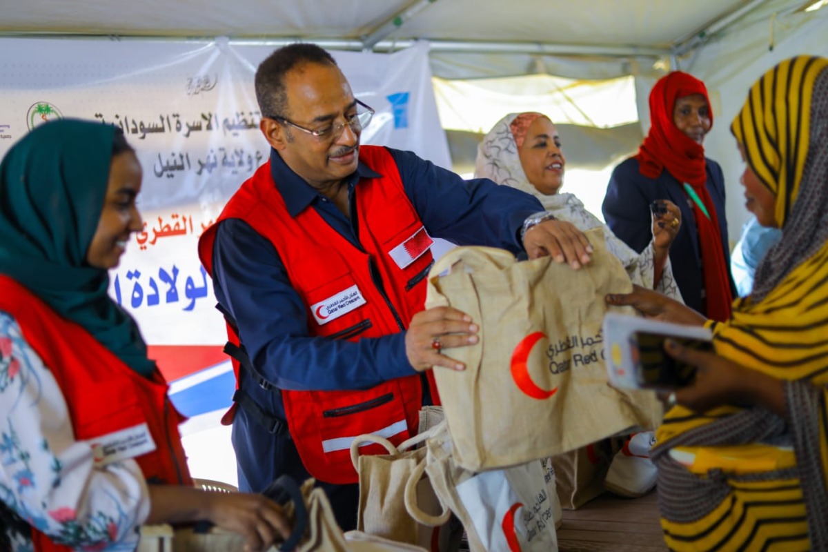 QRCS representatives with displaced women.
