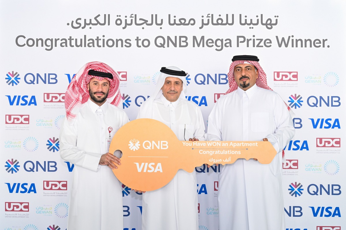 Officials awarding the summer campaign winner. 