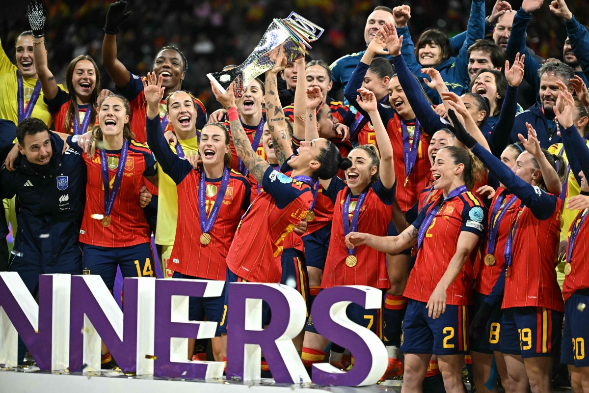 Spain’s players celebrate with the trophy. 