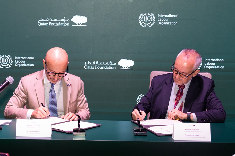 Country Office Director of the ILO Doha Francesco d’Ovidio and President of Higher Education and Education Advisor QF Francisco Marmolejo signing the agreement. 