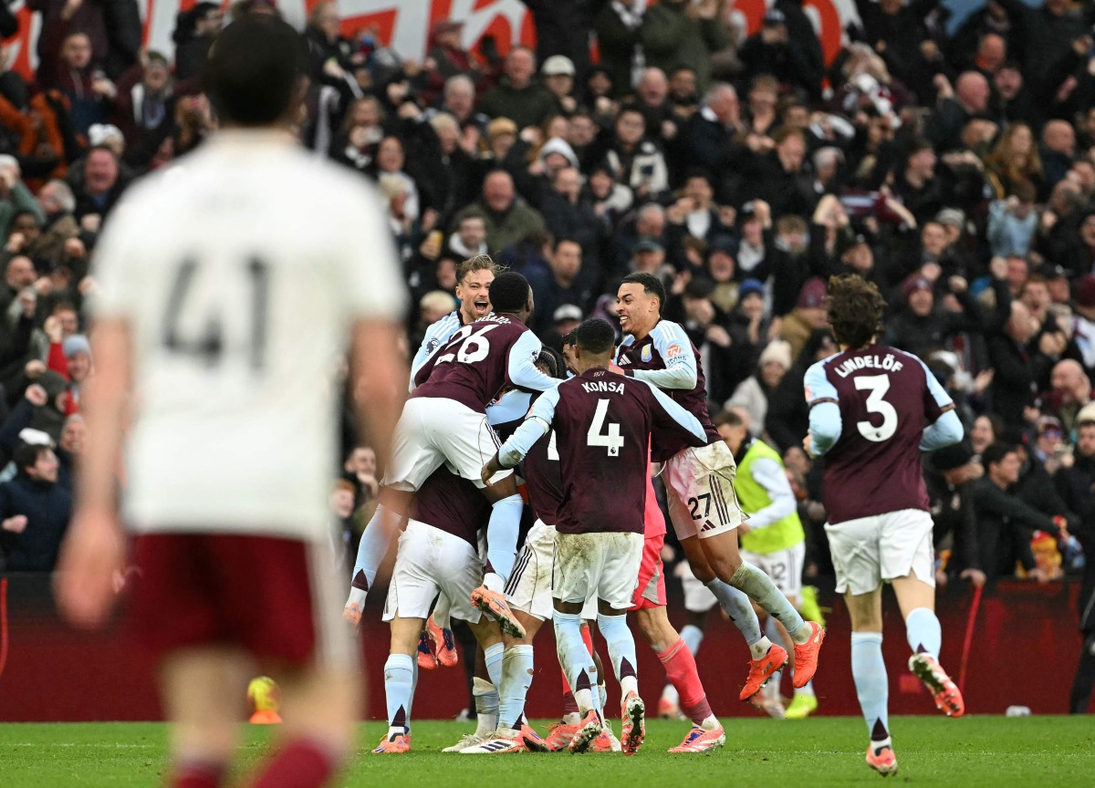 Aston Villa's Argentinian midfielder #10 Emiliano Buendia is mobbed by teammates after scoring the team's second goal during the English Premier League football match between Aston Villa and Arsenal at Villa Park in Birmingham, central England on December 6, 2025. (Photo by JUSTIN TALLIS / AFP)
