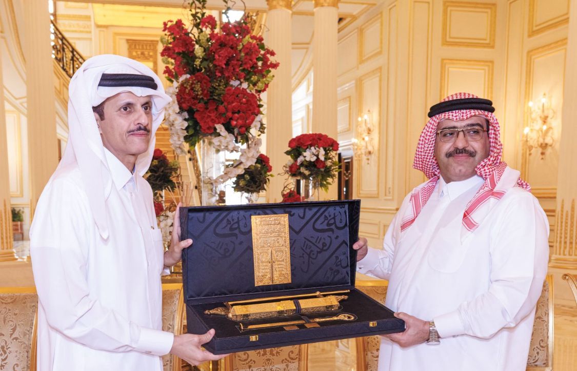 Deputy Chairman of QBA Sheikh Dr. Khalid bin Thani Al Thani presents a souvenir to Minister of Trade of Iraq H E Atheer Dawood Al-Ghurairi during the meeting.
