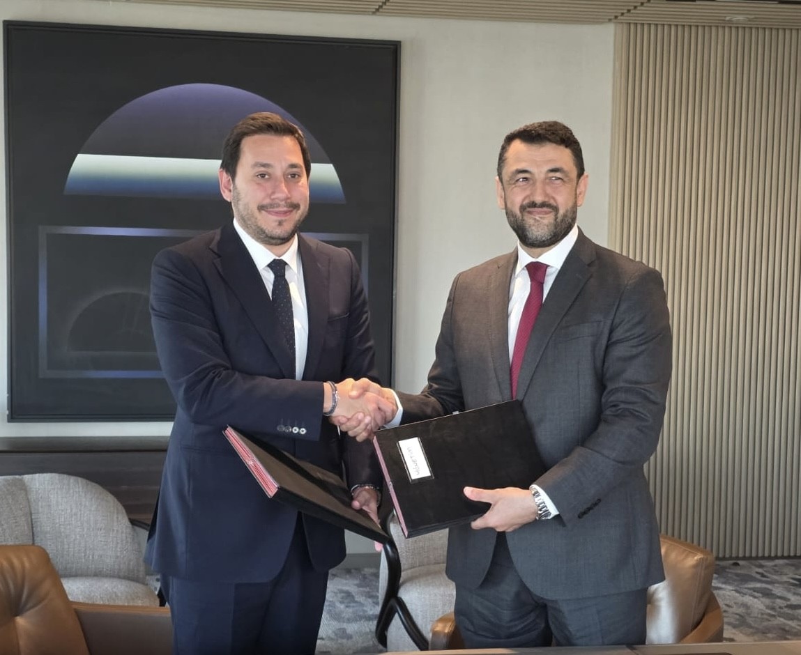 Adviser to QCS, Mustafa Erogut and  Member of the Board of Directors of Acibadem Group Dr. Mohannad Adnan signing the agreement. 