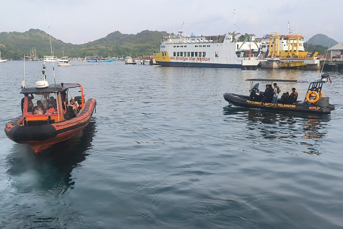 This handout picture taken and released on December 27, 2025 by Labuan Bajo's Indonesian National Search and Rescue Agency (BASARNAS Labuan Bajo) shows members of search and rescue teams prepare to search for missing foreign tourists in the waters of Padar Island, in Labuan Bajo, East Nusa Tenggara, after a tourist boat suffered engine failure and sank. Photo by Handout / BASARNAS / AFP