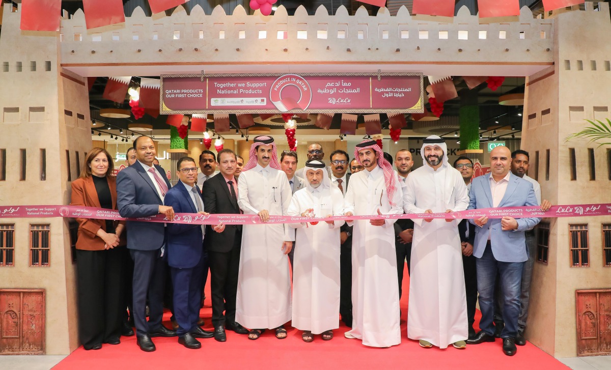 Officials from the Ministry of Municipality, the Ministry of Commerce and Industry, and LuLu Hypermarket Qatar launch the campaign at LuLu Hypermarket, Al Gharafa branch.