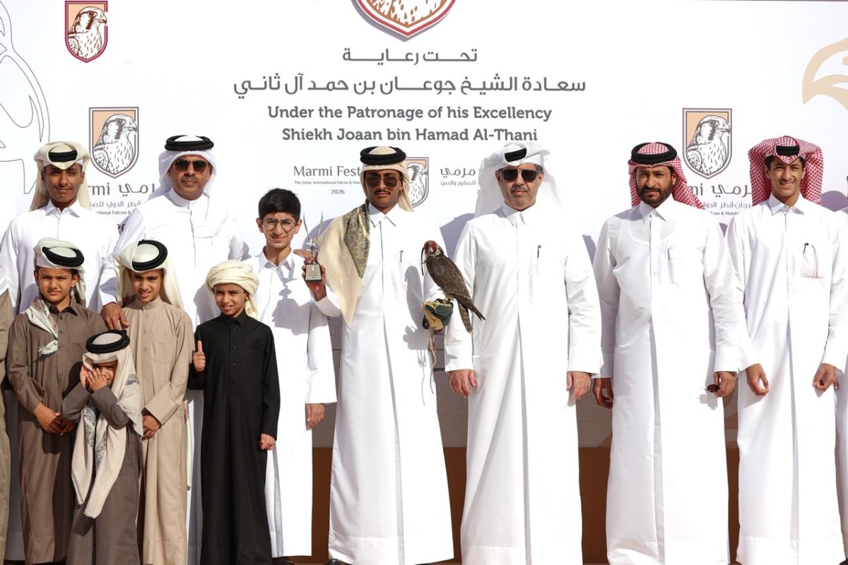 Officials with a winner during the qualifying rounds. 