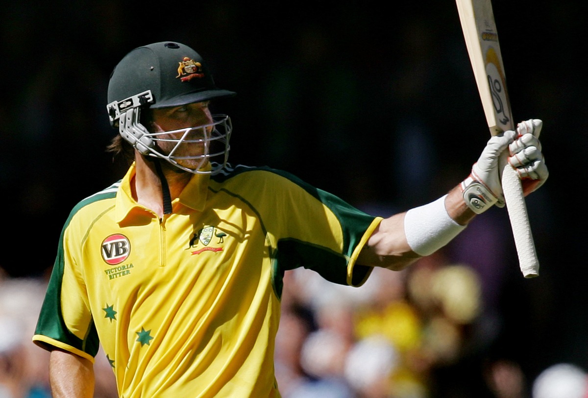 Australian batsman Damien Martyn acknowledges the applause after scoring 50 against Sri Lanka during their one-day cricket match in Melbourne on January 13, 2006. Photo by William WEST / AFP