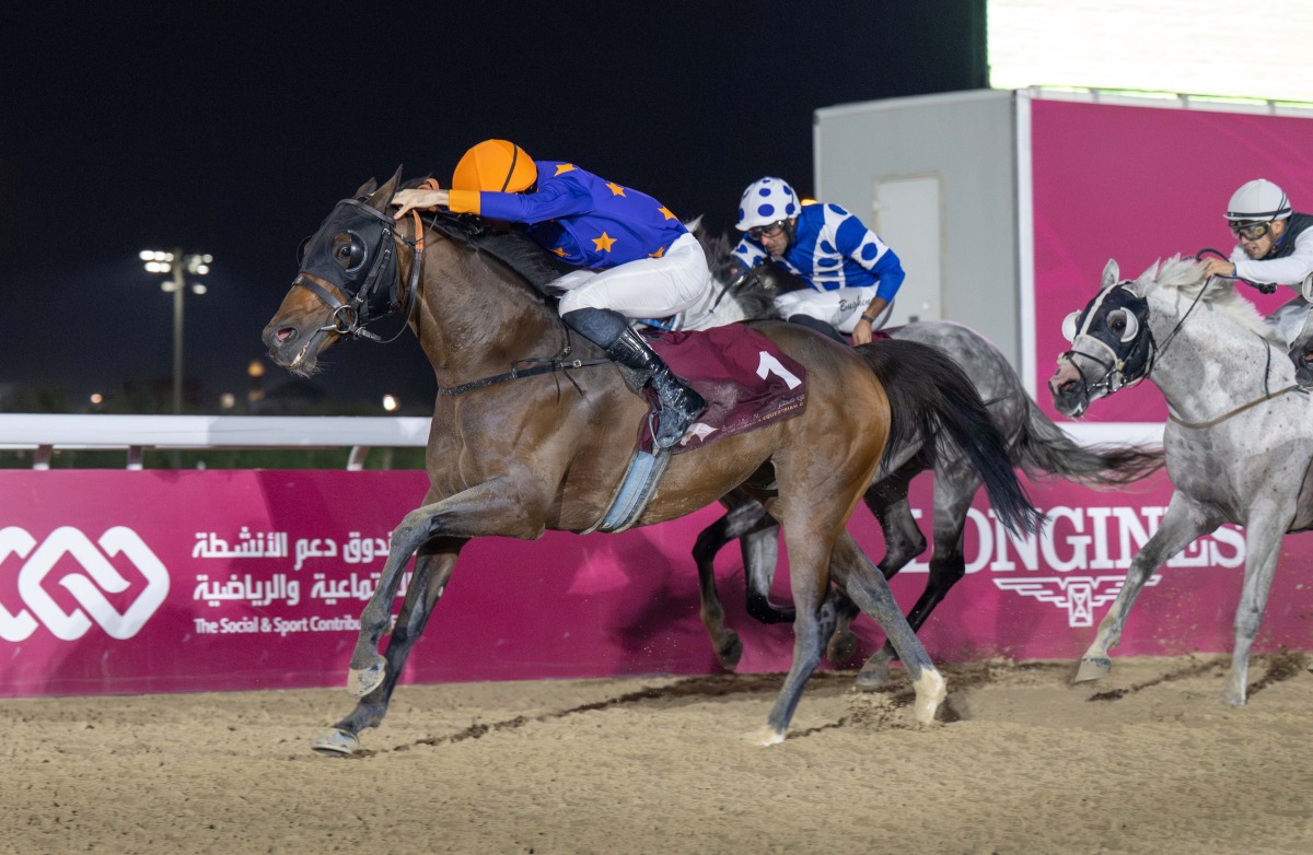 Action from the Al Kharrara Cup feature race won by Posuelo Py at Al Rayyan Racecourse yesterday. PICS: Juhaim/QREC   