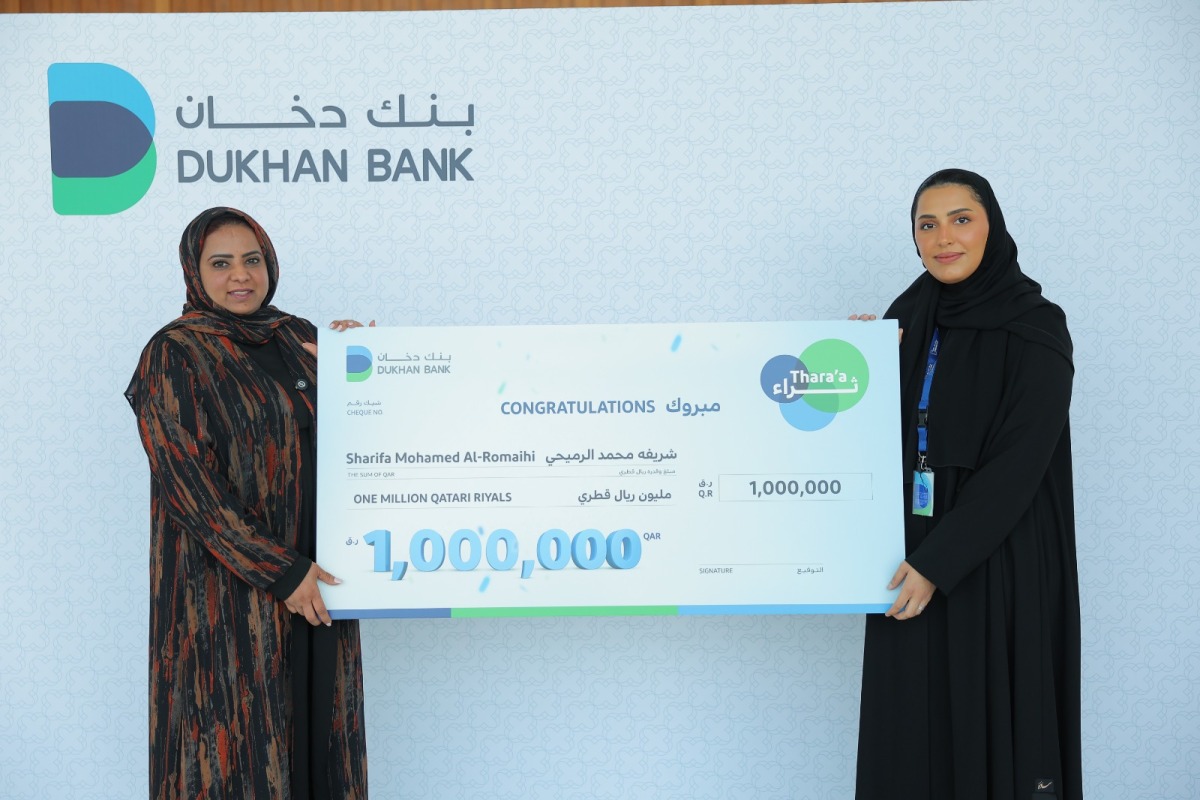 A Dukhan Bank official presenting the grand prize to the winner.