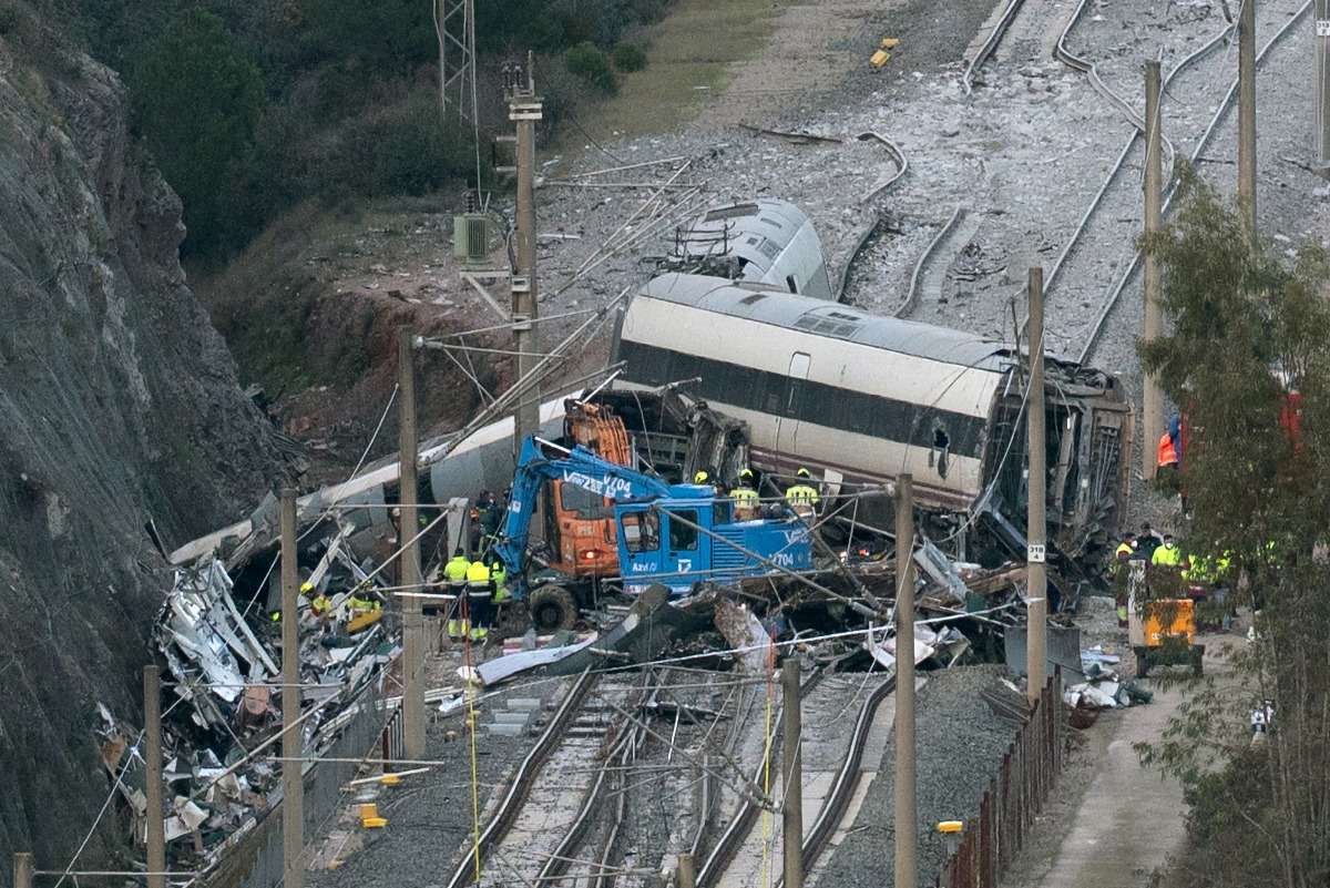Emergency services and investigators work on the site of a high-speed trains collision that killed at least 42 people, in Adamuz, southern Spain, on January 20, 2026. Photo by JORGE GUERRERO / AFP
