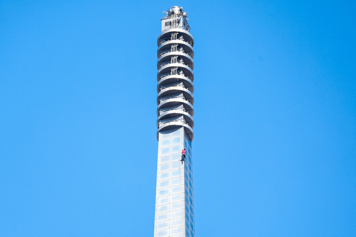 US rock climber Alex Honnold scales the Taipei 101 building without ropes or safety gear in Taipei on January 25, 2026. (Photos by I-Hwa Cheng / AFP)
