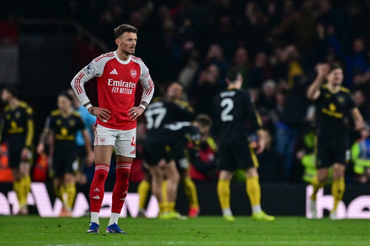Arsenal's English defender #04 Ben White (L) reacts after Manchester United's Brazilian striker #10 Matheus Cunha scored his team's third goal in the 87th minute during the English Premier League football match between Arsenal and Manchester United at the Emirates Stadium in London on January 25, 2026. (Photo by Ben STANSALL / AFP)