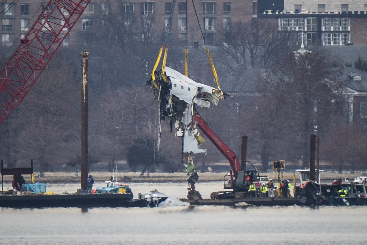 A crane removes airplane wreckage from the Potomac River on Feb. 3, 2025. Photo credit: Jabin Botsford/The Washington Post
