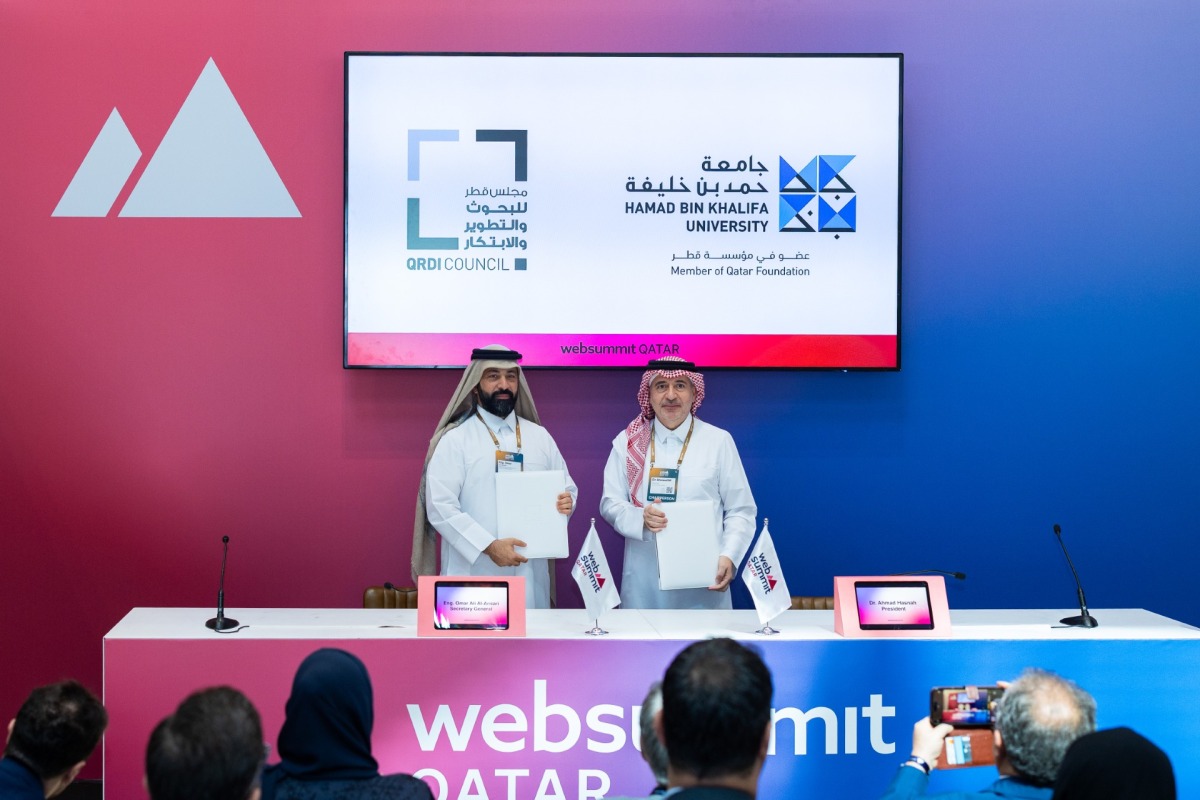 President, HBKU Dr. Ahmad M Hasnah and Secretary General, QRDI Eng. Omar Al Ansari at the signing ceremony. 