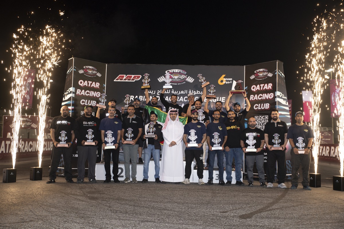 QRC Director General Sheikh Jabor bin Khalid Al Thani poses with the podium winners of the final round.  
