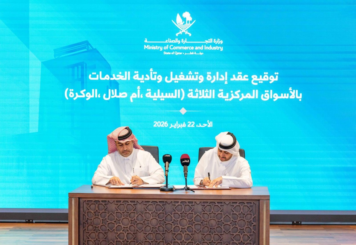 MoCI Undersecretary H E Mohammed bin Hassan Al Malki (right) and CEO of Hassad Food Ali Hilal Al Kuwari signing the contract.
