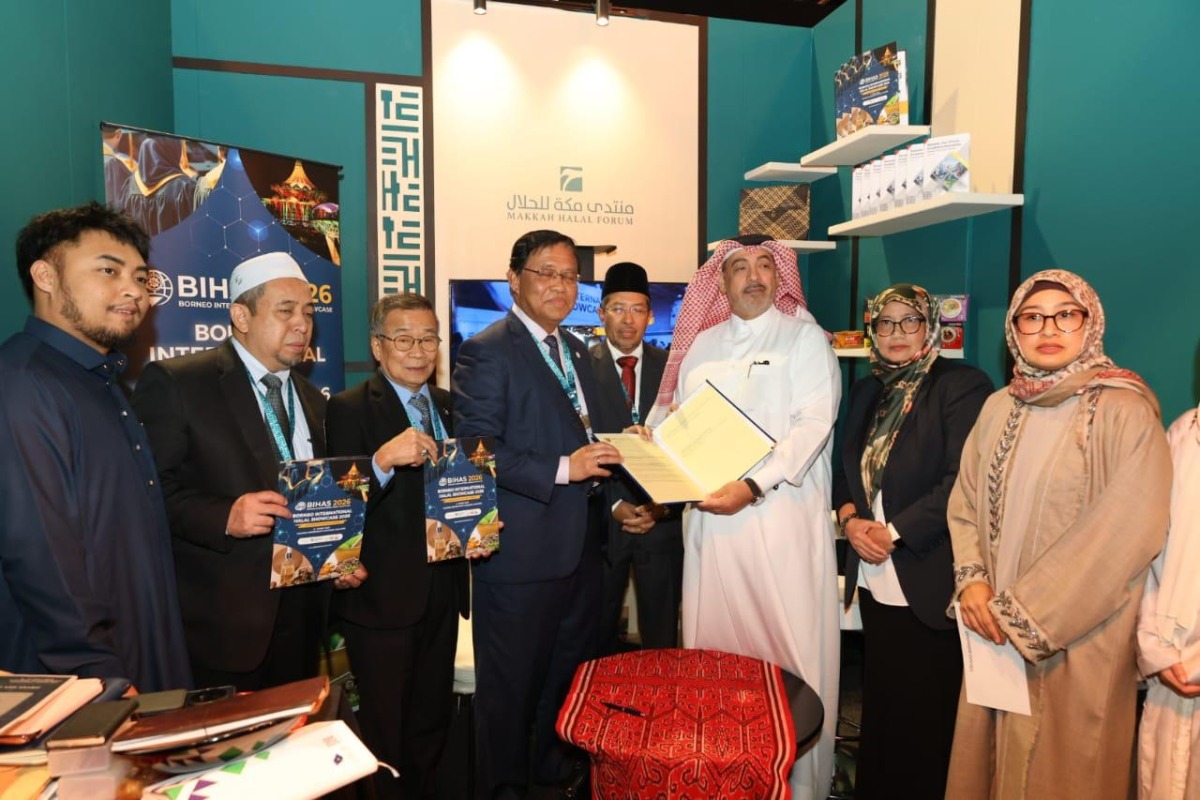 Deputy Minister in the Malaysian Prime Minister’s Department Dr. Haji Abdul Rahman bin Haji Junaidi and Executive Director of Al Sharq Media Management and Executive Director of the Halal Exhibition and Conference Eizeldin Abdelrahman with other officials during the event.
