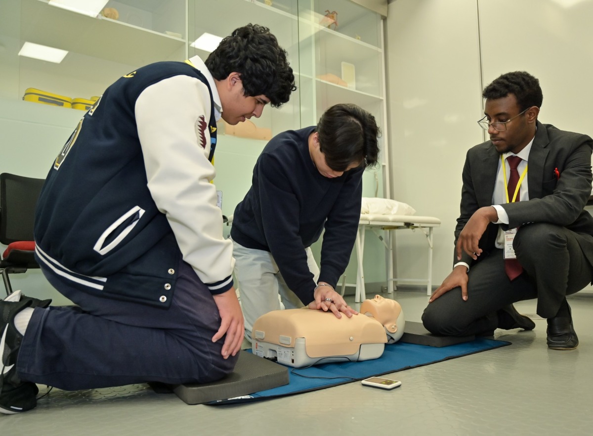 High school students at WCM-Q’s Clinical Skills & Simulation Lab during the Qatar Medical Explorer Program winter session.