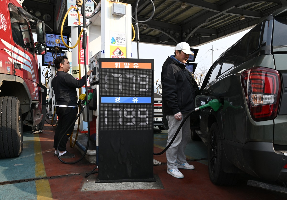 People fill up their cars at a petrol station in Seoul on March 9, 2026. Photo by JUNG YEON-JE / AFP