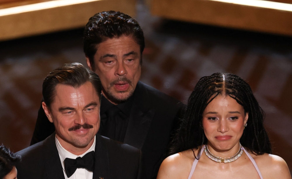 Puerto Rican actor Benicio Del Toro, US actress Chase Infiniti and US actor Leonardo DiCaprio onstage during the 98th Annual Academy Awards. (Photo by Patrick T. Fallon / AFP)