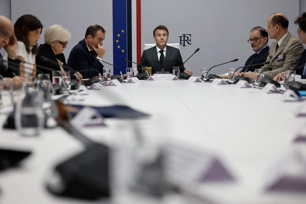 :France's President Emmanuel Macron (C) speaks next to France's Prime Minister Sebastien Lecornu (4L) and France's Defence Minister Catherine Vautrin (3L) during a national defence council meeting on Middle East conflict at the Elysee Palace in Paris on March 17, 2026. (Photo by Benoit Tessier / POOL / AFP)