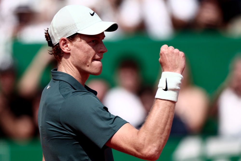 Italy's Jannik Sinner celebrates after winning against Germany's Alexander Zverev during the Monte Carlo ATP Masters Series Tournament semi-final tennis match on Court Rainier III at the Monte-Carlo Country Club in Roquebrune-Cap-Martin, south-eastern France (Photo by Thibaud Moritz / AFP)