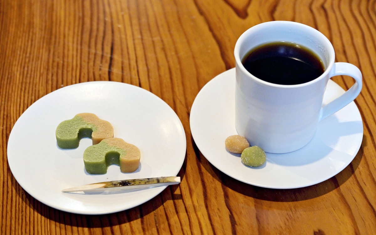 A set option at the shop that comes with coffee, Kasuga no mame and slices of suhama. 