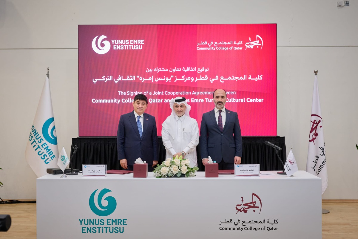President of Community College of Qatar Dr. Khalid Mohamed Al-Horr, Director of the Yunus Emre Institute in Doha Anwar Cidek and Ambassador of Türkiye H E Dr. M. Mustafa Göksu during the signing of the agreement