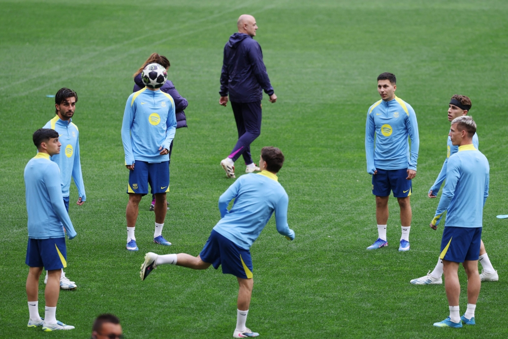 Barcelona players attend a training session on the eve of their UEFA Champions League quarter final second leg football match against Club Atletico de Madrid at Metropolitano Stadium in Madrid (Photo by Thomas Coex / AFP)