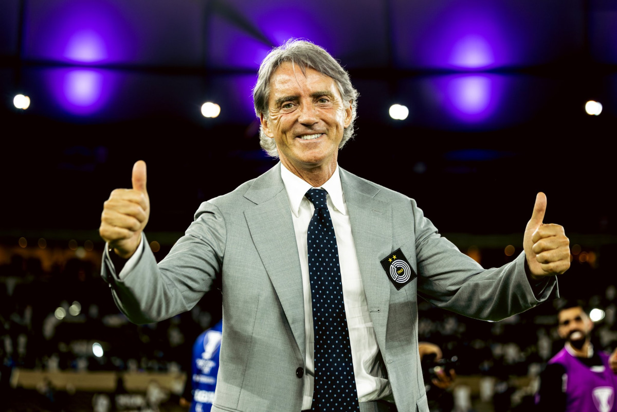 Roberto Mancini gestures after Al Sadd beat Al Hilal in the Round of 16 on Monday night. RIGHT: Al Sadd players celebrate their victory after penalty shootout. 
