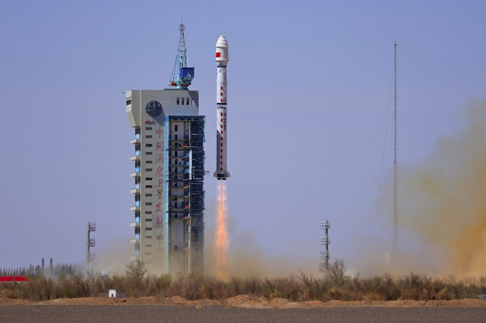 A Long March-4C carrier rocket carrying a satellite for high-precision greenhouse gas detection blasts off from the Jiuquan Satellite Launch Center in northwest China .Photo by Wang Heng/Xinhua
