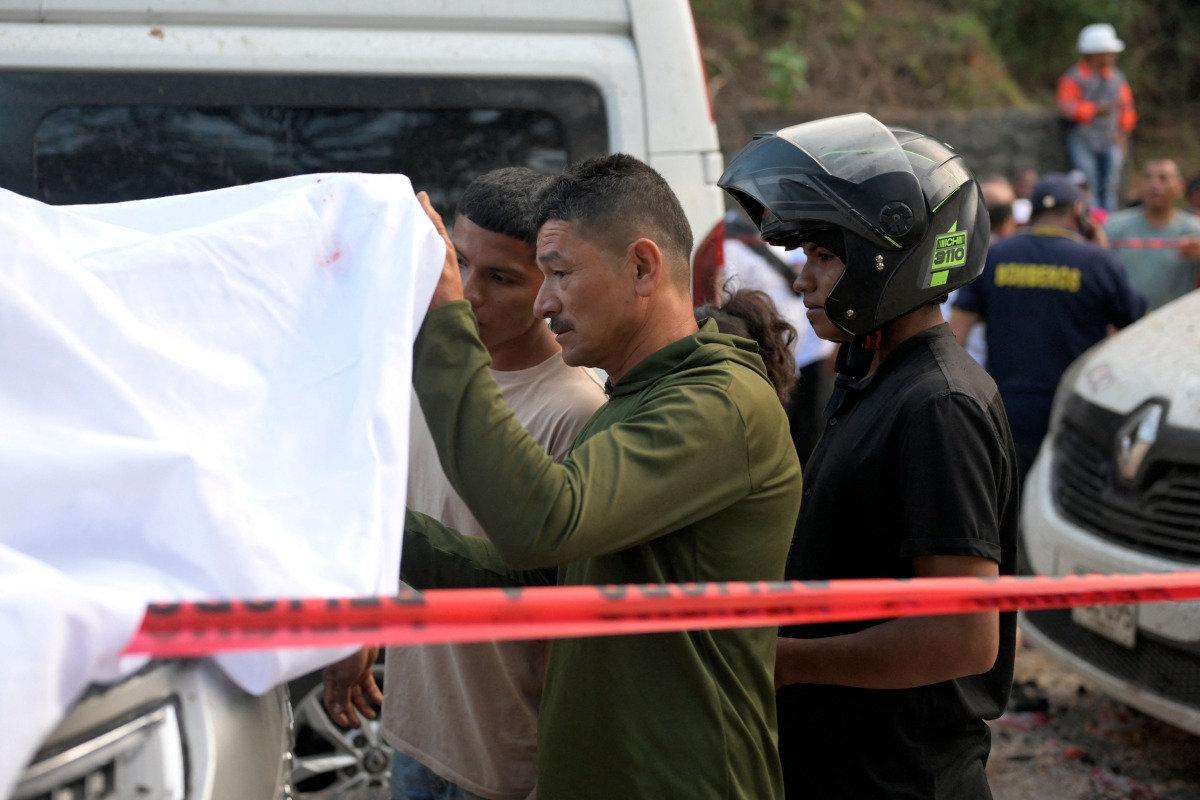 Relatives identify one of the victims after a bomb attack at El Tunel, on the Popayan-Cali road, in Cajibio, Cauca department, Colombia, on April 25, 2026. (Photo by Joaquin SARMIENTO / AFP)