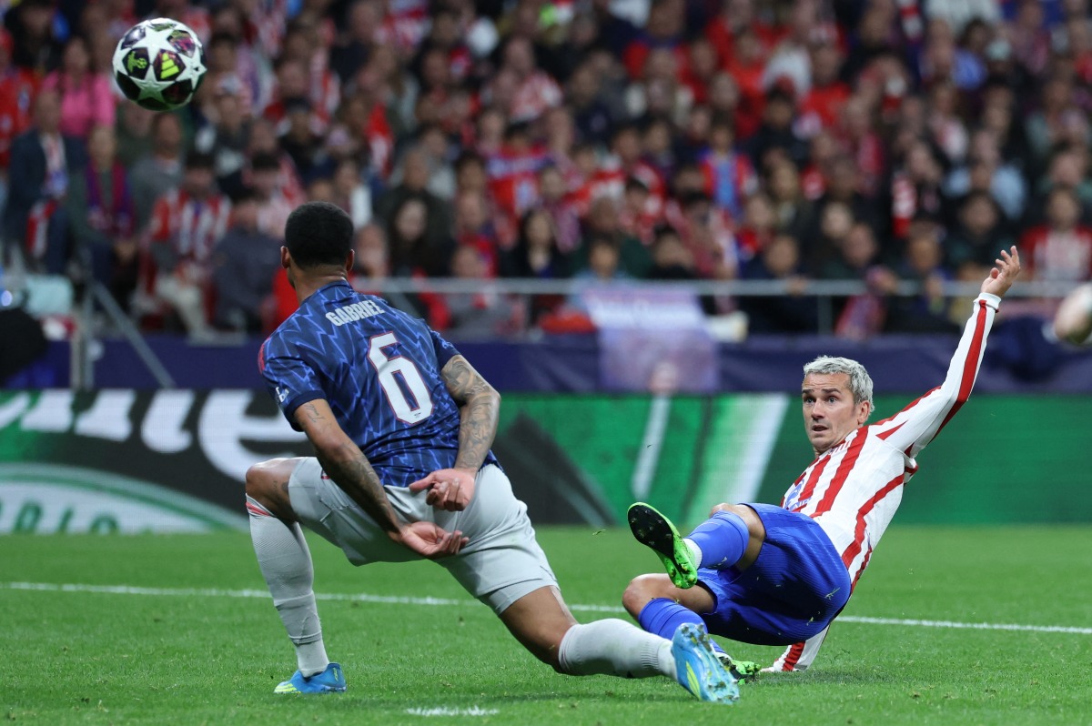 Arsenal's Brazilian defender #06 Gabriel Magalhaes challenges Atletico Madrid's French forward #07 Antoine Griezmann during the UEFA Champions League semi-final first leg football match between Club Atletico de Madrid and Arsenal at the Metropolitano stadium in Madrid on April 29, 2026. (Photo by Thomas COEX / AFP)
