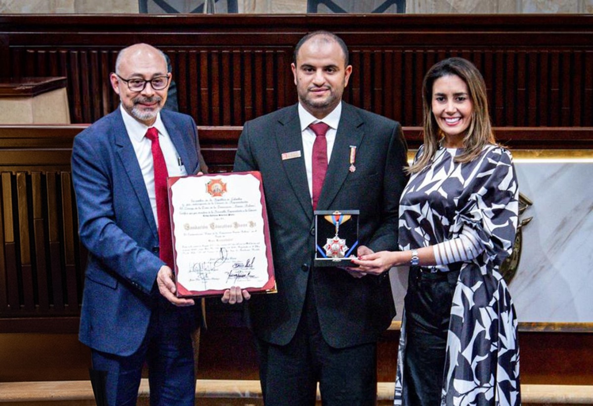 Mohammed Al Kubaisi, CEO of EAA Foundation receiving the award. 