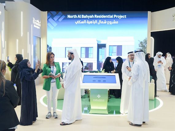 Officials and participants at Abu Dhabi Infrastructure Summit. 