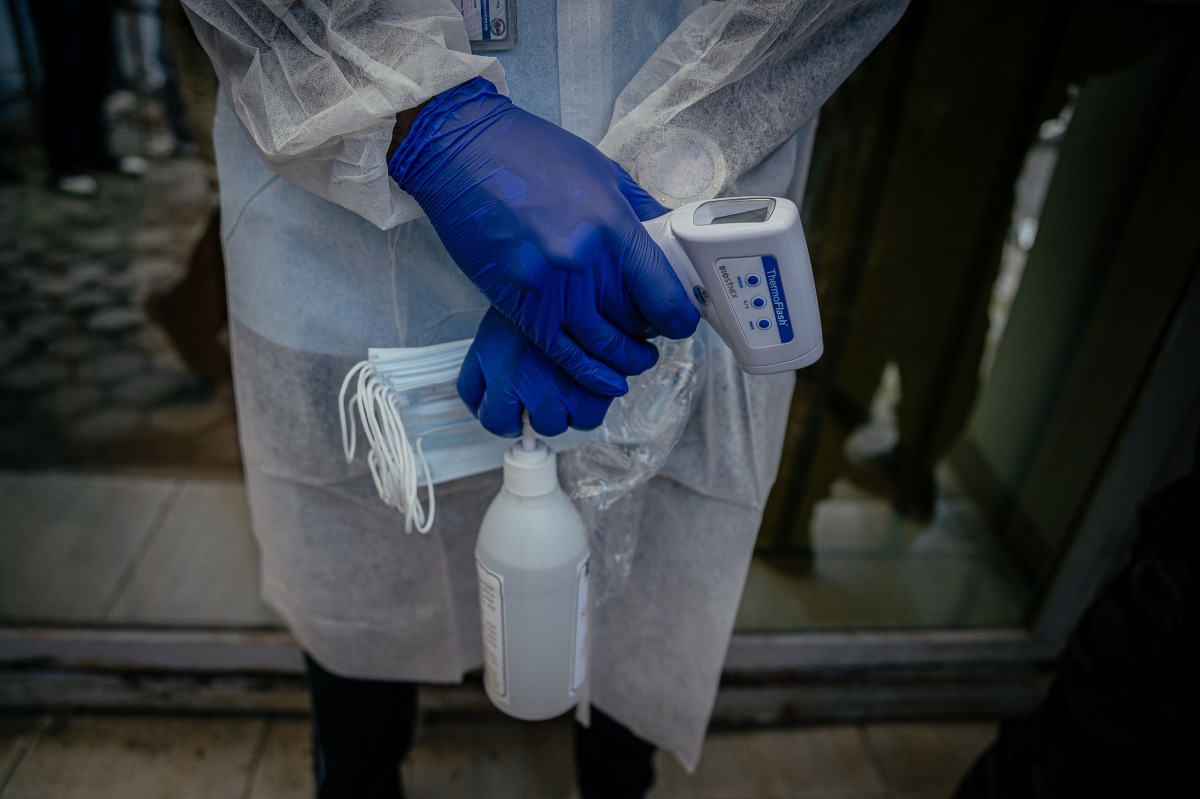  A health worker monitors visitors arriving at the Rodolphe Mérieux Laboratory, National Biomedical Research Institute (INRB) in Goma, on May 19, 2026. (Photo by Jospin Mwisha / AFP)
