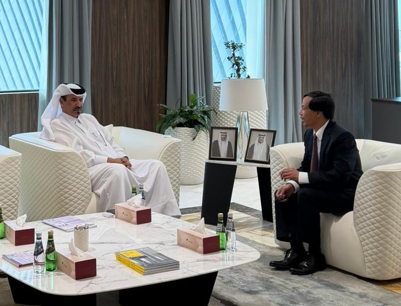 QC First Vice Chairman Mohamed bin Ahmed bin Twar Al Kuwari with Vietnam's Ambassador to Qatar, H E Nguyen Huy Hiep.