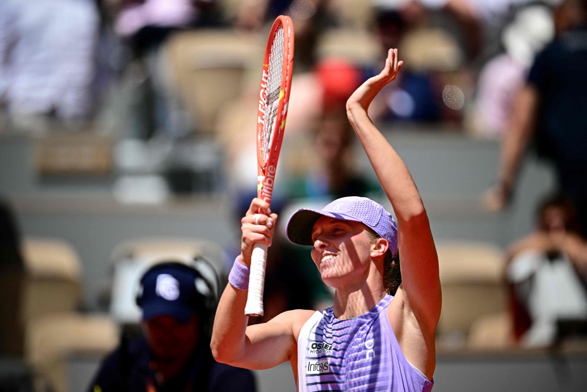 Poland's Iga Swiatek acknowledges the crowd as she celebrates her victory in her women's singles match against Australia's Emerson Jones on day 2 of the French Open tennis tournament on Court Philippe-Chatrier at the Roland-Garros Complex in Paris on May 25, 2026. (Photo by JULIEN DE ROSA / AFP)
