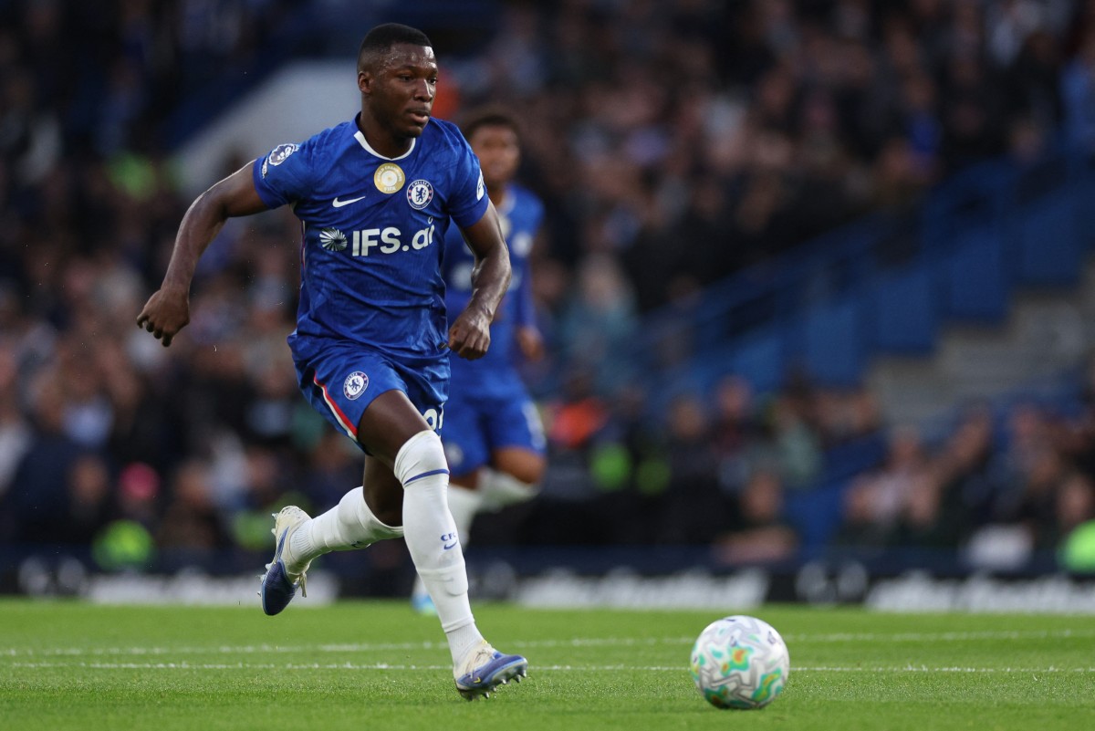 Chelsea's Ecuadorian midfielder #25 Moises Caicedo runs with the ball during the English Premier League football match between Chelsea and Tottenham Hotspur at Stamford Bridge in London on May 19, 2026. (Photo by Adrian Dennis / AFP)  
