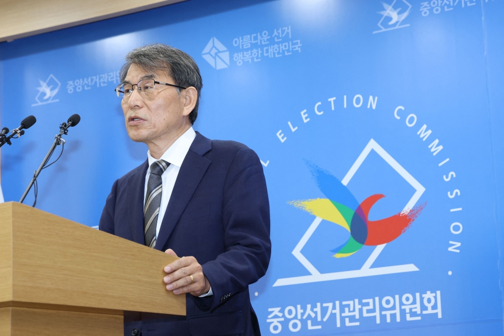 Rho Tae-ak, chairman of the National Election Commission, speaks as he apologises for the shortage of ballot papers in Gwacheon on June 5, 2026. (Photo by YONHAP / AFP) 