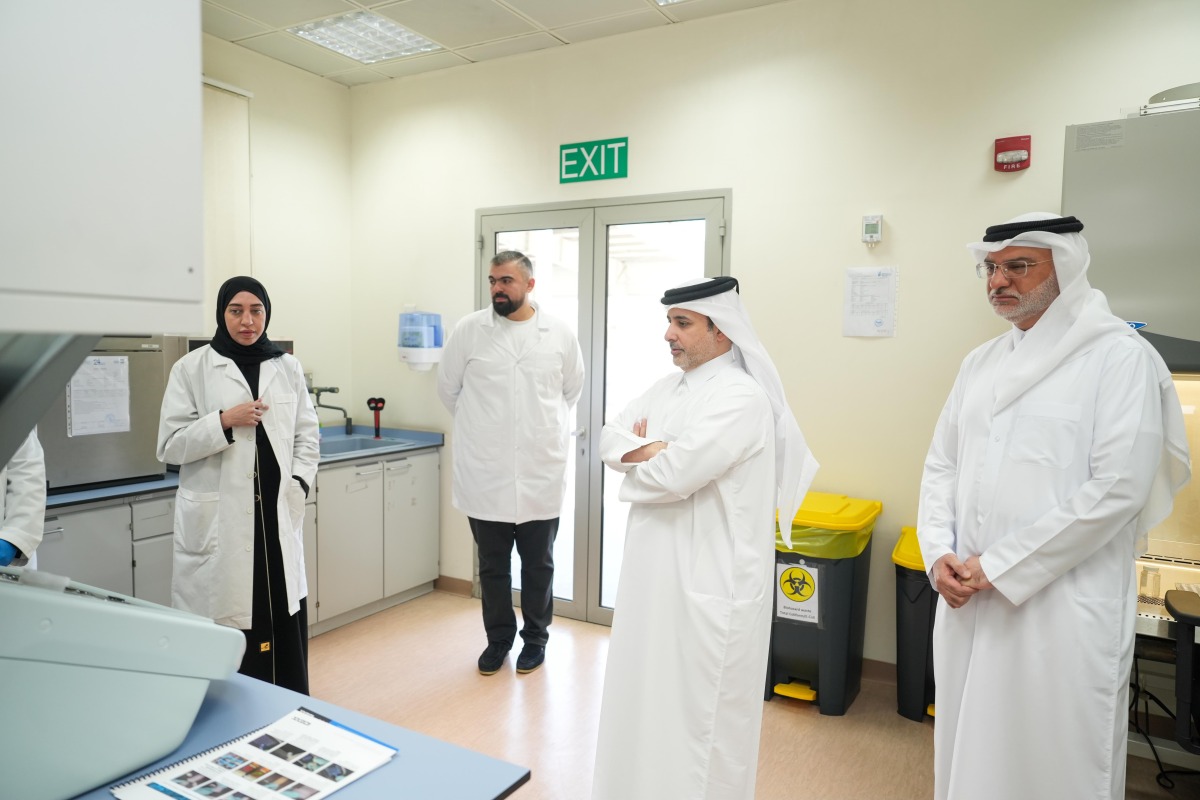 Minister of Environment and Climate Change H E Dr. Abdullah bin Abdulaziz bin Turki Al Subaie inspecting the Environmental Laboratory section during his visit.